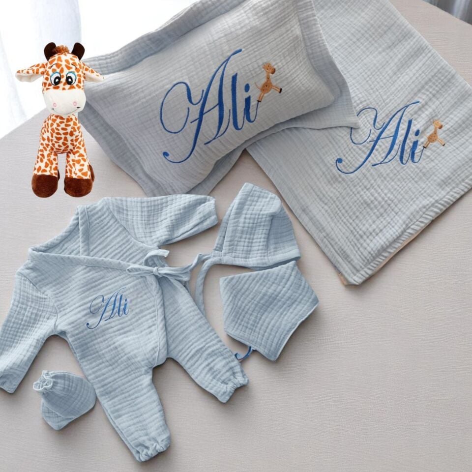 İsme Özel Nakışlı Müslin Bebek Seti – Battaniye, Yastık ve Kıyafet Takımı (6 Parça)