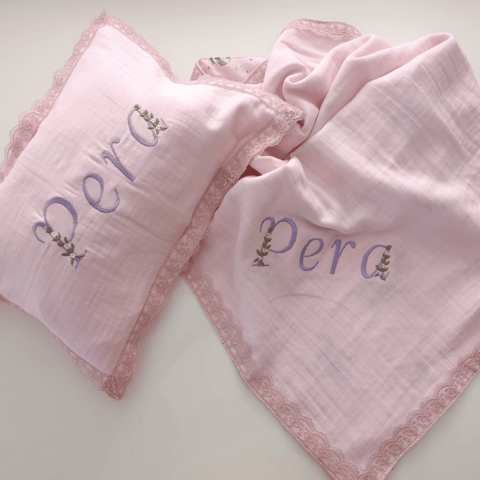 Pembe İsme Özel Nakışlı Bebek Battaniye ve Yastık Takımı