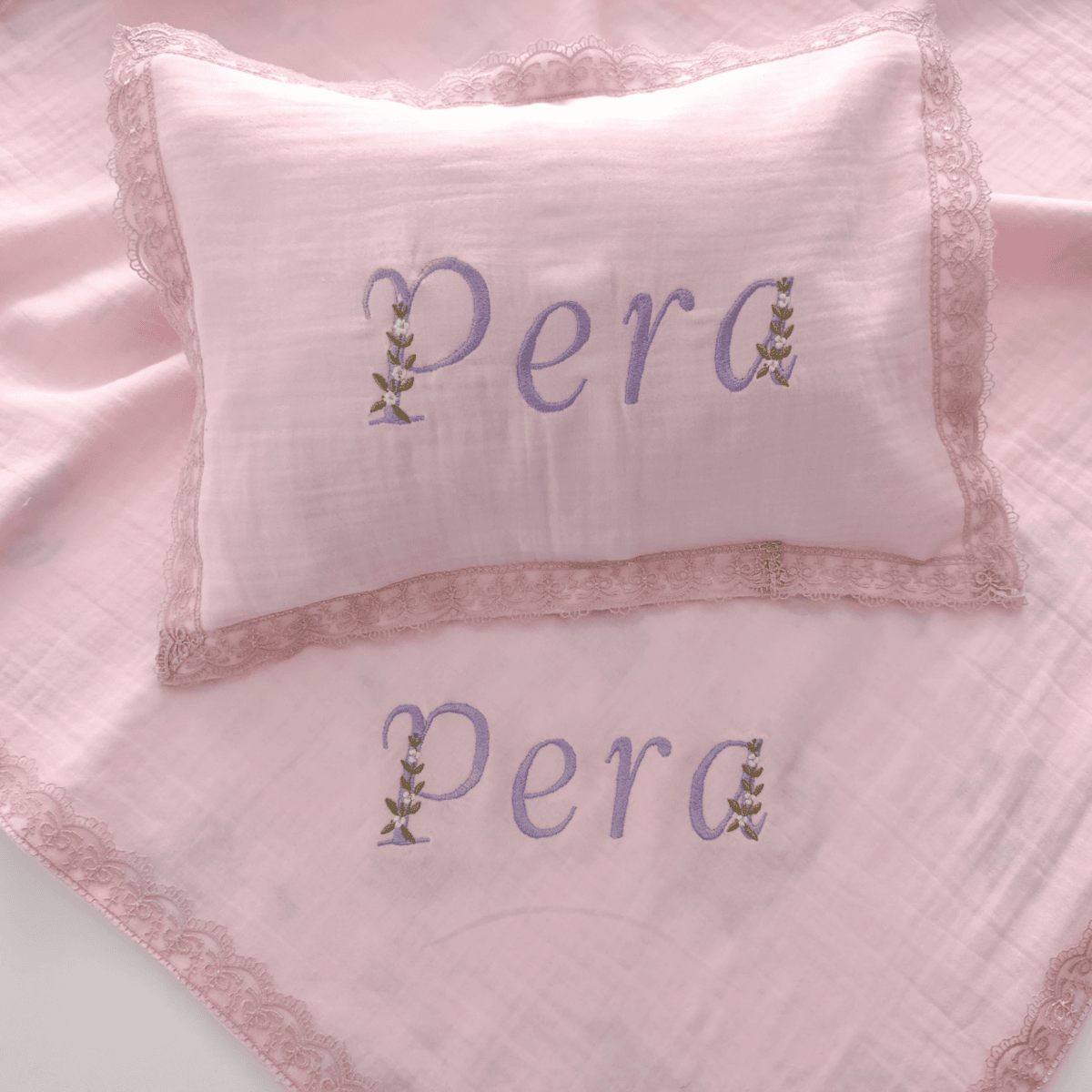 Pembe İsme Özel Nakışlı Bebek Battaniye ve Yastık Takımı