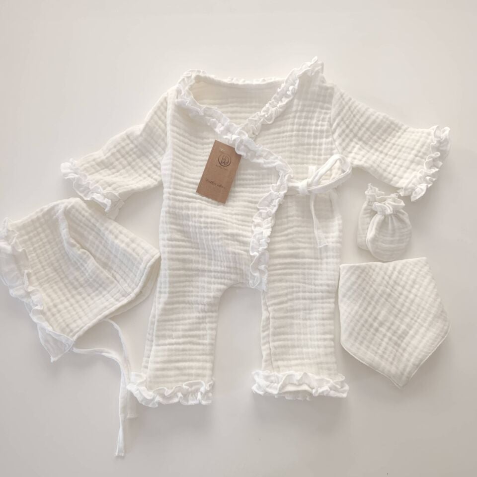 Ensemble de maternité quatre pièces en mousseline pour bébé fille, orné de volants.