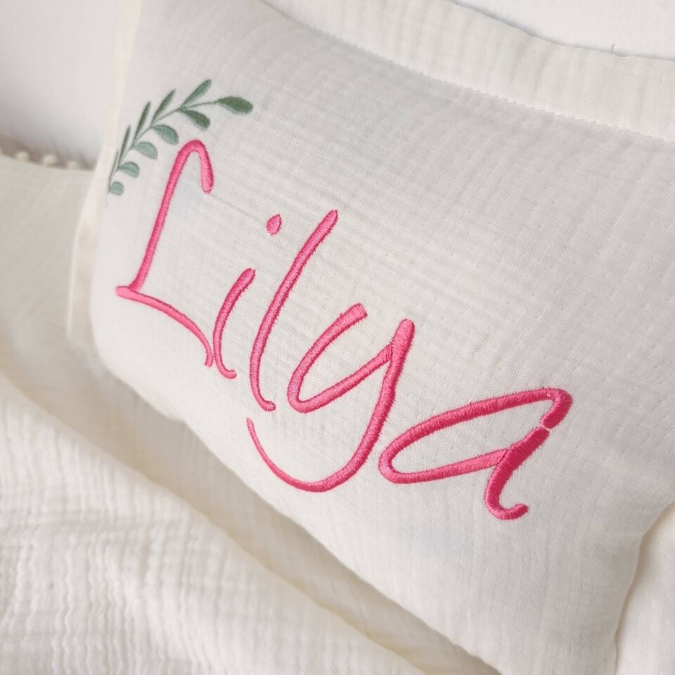 Housse de coussin en mousseline personnalisée – Brodé avec le nom