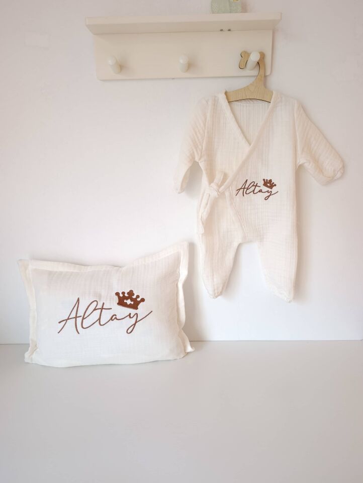 İsimli Doğal Müslin Bebek Tulum & Yastık Seti