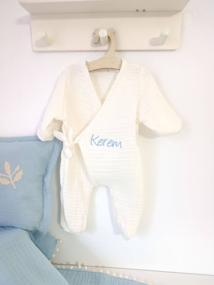 Yaprak Nakışlı İsimli Müslin Bebek Seti (Mavi & Ekru - 6 Parça)
