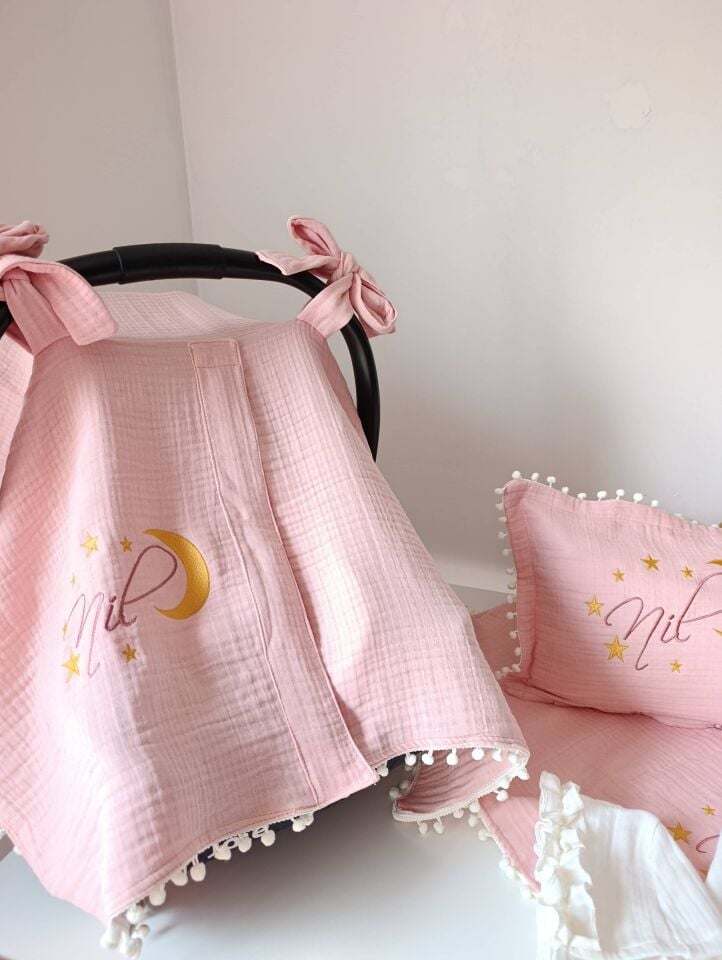 Pembe Ekru 7 Parça 4 Kat Müslin Bebek Seti – İsim Nakışlı