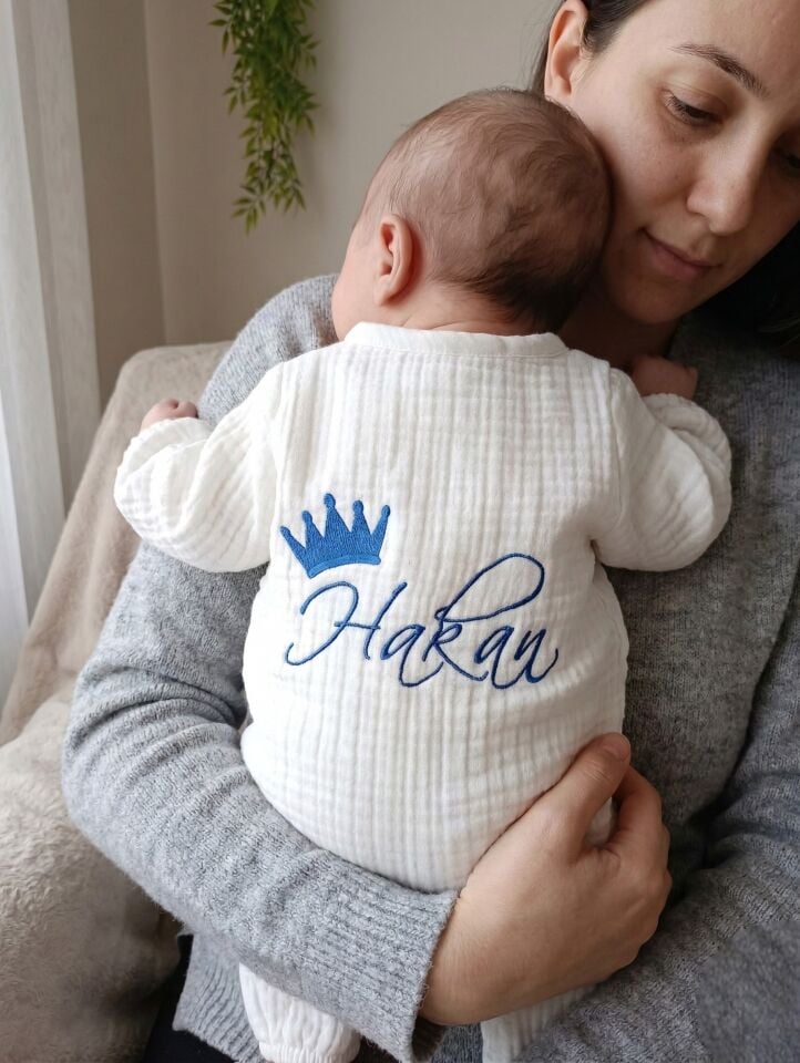 Ön ve Arka Nakışlı 4 Kat Müslin Bebek Tulum Seti – 4 Parça
