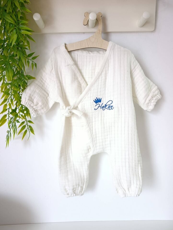 Ön ve Arka Nakışlı 4 Kat Müslin Bebek Tulum Seti – 4 Parça